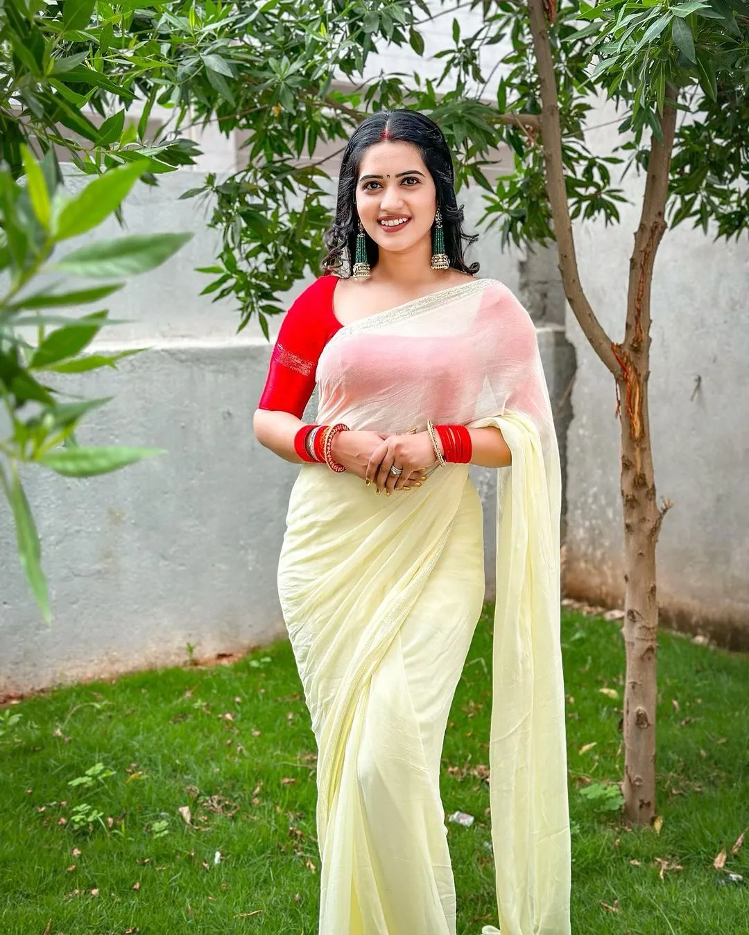 TELUGU TV ANCHOR SRAVANTHI CHOKARAPU STILLS IN WHITE SAREE RED BLOUSE 4